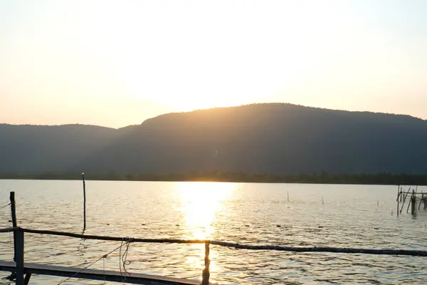 Balık çiftliği ahşap köprüsü okyanus Vietnam evi suyun üzerinde. Balık çiftliğinin güzel doğal manzarası. Turistik yerler 