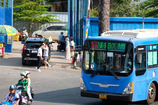 Hafta sonları taksi dinleniyor kutlama yürüyüşü yolda motosiklet trafiği güneşli şehir merkezi Vietnam Ho Chi Minh Şehri 10.2024