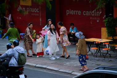 Hafta sonları taksi dinleniyor kutlama yürüyüşü yolda motosiklet trafiği güneşli şehir merkezi Vietnam Ho Chi Minh Şehri 10.2024