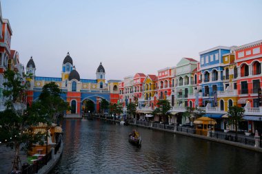 Büyük dünya, Vietnam, son eğlence. Kadın ve erkek gondol kayıkçısı kırmızı çizgili süveter ve şapka şamandıra ile arkadan motorlu tekne Phu Quoc 06.16.2024 'e ateş ediyorlar.