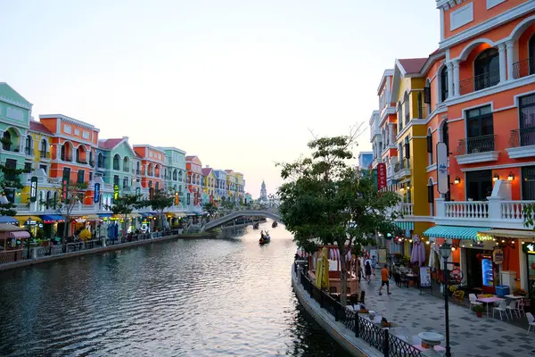 Phu Quoc adasındaki Grand World 'de güzel bir sabah, bir sürü renkli ev. Büyük Dünya. Phu Quoc Adası Vietnam 07.31.2024