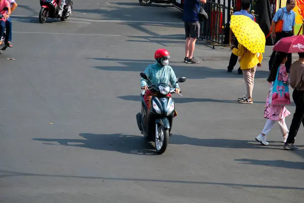 Hafta sonları taksi dinleniyor kutlama yürüyüşü yolda motosiklet trafiği güneşli şehir merkezi Vietnam Ho Chi Minh Şehri 10.2024