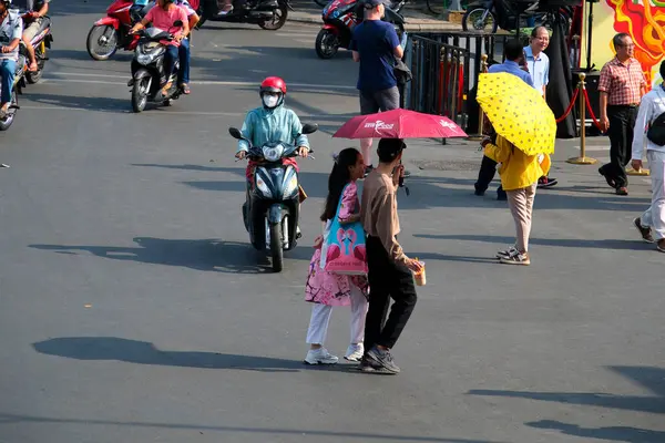 Hafta sonları taksi dinleniyor kutlama yürüyüşü yolda motosiklet trafiği güneşli şehir merkezi Vietnam Ho Chi Minh Şehri 10.2024