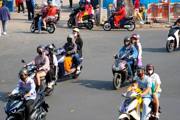 Hafta sonları taksi dinleniyor kutlama yürüyüşü yolda motosiklet trafiği güneşli şehir merkezi Vietnam Ho Chi Minh Şehri 10.2024