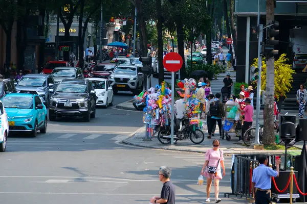 Hafta sonları taksi dinleniyor kutlama yürüyüşü yolda motosiklet trafiği güneşli şehir merkezi Vietnam Ho Chi Minh Şehri 10.2024