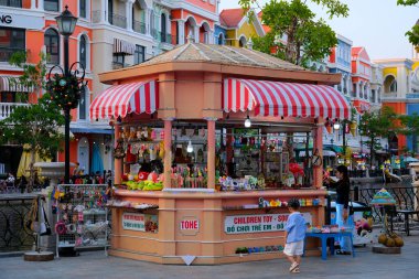 Büyük Dünya ve Vietnam 'ın gelişi Asyalıların ve Avrupalıların yeni şehirde bir çok gösteriyle dolaşması Phu Quoc Adası Vietnam 06.16.2024
