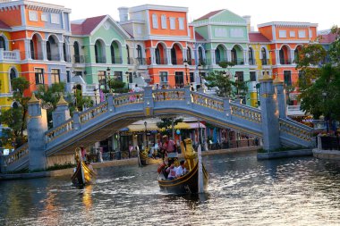 Phu Quoc adasındaki Grand World 'de güzel bir sabah, bir sürü renkli ev. Büyük Dünya. Phu Quoc Adası Vietnam 07.31.2024