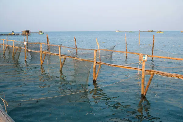 Balık çiftliği ahşap köprüsü okyanus Vietnam evi suyun üzerinde. Balık çiftliğinin güzel doğal manzarası. Turistik yerler 