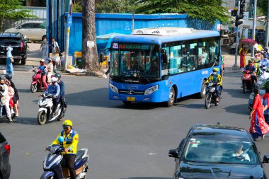 Hafta sonları taksi dinleniyor kutlama yürüyüşü yolda motosiklet trafiği güneşli şehir merkezi Vietnam Ho Chi Minh Şehri 10.2024