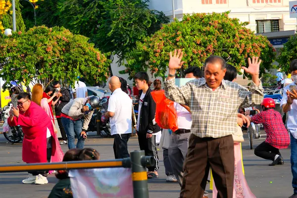 Hafta sonları taksi dinleniyor kutlama yürüyüşü yolda motosiklet trafiği güneşli şehir merkezi Vietnam Ho Chi Minh Şehri 10.2024