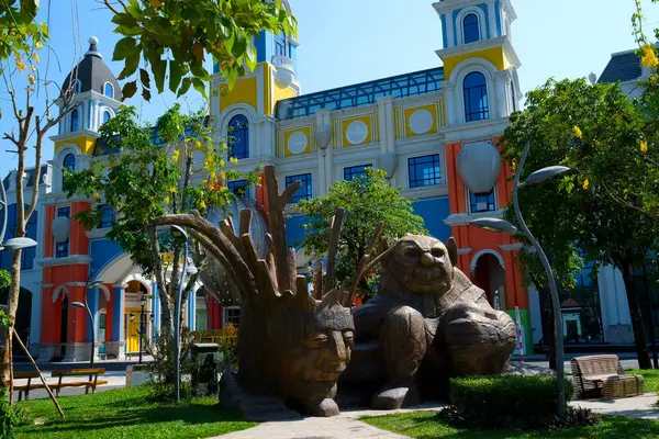 Vietnam Büyük Dünya yağmur başlıkları bir şemsiyenin altında durur. Güneş oradan akar, mumlar parıldar. Phu Quoc Adası 07.17.2024