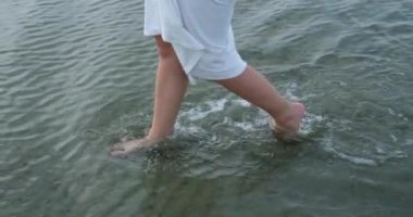 Vietnam vatandaşı şapkalı Avrupalı sarışın kız çeltik havuzunun yanında poz veriyor ve fotoğrafçı kız fotoğraf çekiyor. Yüksek kaliteli FullHD görüntüler