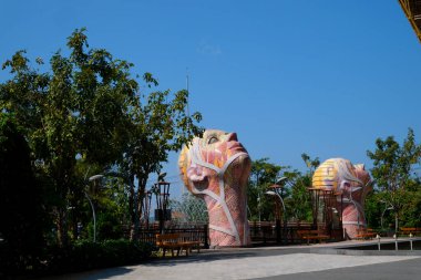 Vietnam 'da Phu Quoc adasında Yeni Şehir Büyük Dünya' yı yontuyor. Parlak güzel heykeller sanat kusursuzluğu Phu Quoc Adası Vietnam 07.17.2024