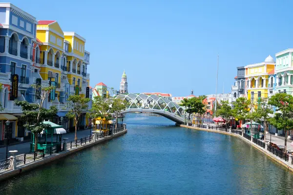 Grand World Phu Quoc Pearl Island manzaralı güzel yerlerin eşsiz mimarisidir. Venedik İtalya 'daki gibi renkli binalar