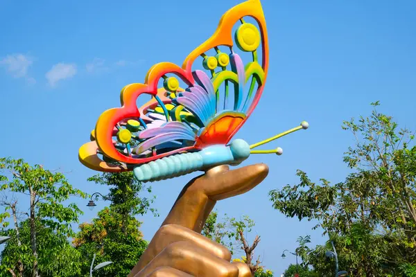 Vietnam 'daki New City Grand World' ü boş şehirde şekillendiriyor. Evler parlak güzel heykeller sanat kusursuzluk temizliği tüm yaz boyunca. Seyahat. Phu Quoc Adası Vietnam 07.17.2024
