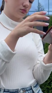 Beyaz Gömlekli Beyaz İş Kadını 'nın Modern Ofis Binası' nın yakınında telefonla konuştuğu caddeyi inşa eden telefon şirketinden bir kız. Yüksek kalite 4k görüntü