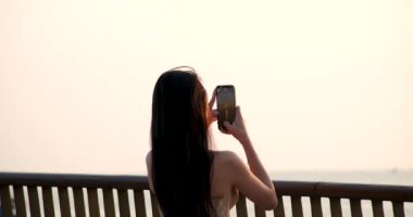 Akıllı Telefonu Ellerinde Tutan Kız, İnternette Sohbet eden Dışarıda Ayakta Dururken Mesaj Yazan Kız. Telefondaki şeyleri not eden bir kadın. Kadın Elleri Cep Telefonuyla Mesajlaşıyor. Halk ve Teknoloji.
