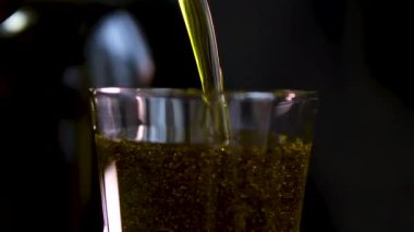 Farklı tabaklara yakın çekim zeytinyağı dökülüyor. Yemek pişirmek için mi yoksa salata sosu olarak mı kullanılıyor? Zeytinyağı yemek ve salatalar için popüler bir ek maddedir. - Evet. Yüksek kalite 4k görüntü