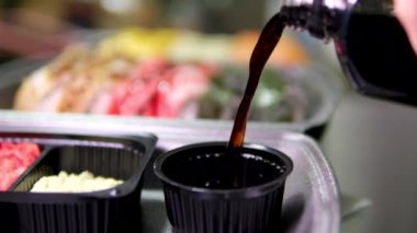 Soya sosu, Worcester sosu ve bir kâseye su dök sonra da bir çay kaşığı karabiber ekle. Kapat. Yüksek kalite 4k görüntü