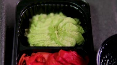 Japon Suşi Yuvarlamaları hareket ediyor. Philadelphia 'da çeşit çeşit suşi. Wasabi, zencefil, kaydırma hareketi. Zencefilli wasabi