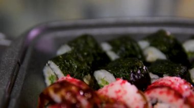 Suşi seti, somon balığı, ton balığı, yılan balığı, karides, susam, yakın plan, suşi Japon yemeği, deniz ürünleri, reklam suşi ruloları, üst görüş. Yüksek kalite 4k görüntü