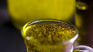 Ayçiçeği ya da zeytinyağı kızartma tavasına ya da yavaş çekimde pişirmek için salataya dökülür. Yüksek kalite 4k görüntü