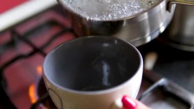 AeroPress kahve makinesine kaynar su dökmek ve karıştırmak. Mutfakta demleme işlemi. Yüksek kalite 4k görüntü