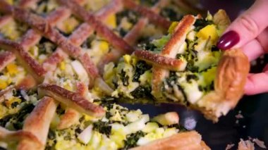 Ispanaklı klasik Quiche. Balık turtası. Mutfak masasında açık yüzlü somon kiş brokoli parçaları ve arka planda lezzetli turta. 4k görüntü