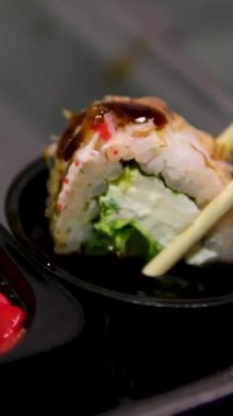 Soya sosuna suşi karıştır. Yüksek kalite 4k görüntü
