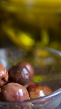 Suda terbiye edilmiş siyah zeytinler, ahşap arka planda kavanozlarda tuz ve limon. Tam üstte. Ev yapımı zeytin