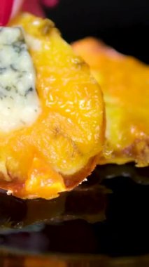 Meyve tatlısı, fırında armut, karamel sosu, krem peynir ve peynirli badem püresi. Yüksek kalite 4k görüntü