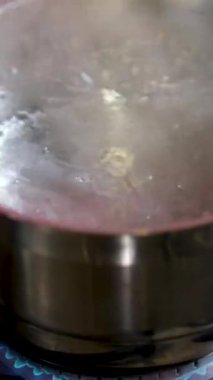 Erkek şef haşlanmış suya makarna ekliyor. Makarna yap