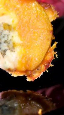 Siyah arka planda armutlu ve Gorgonzola soslu pizza. Tropikal kıvrımlı yemek. Peynir ve armutla doldurulmuş yassı ekmek. İtalyan geleneksel mutfağı. fırında armut ve mavi peynir.