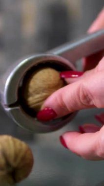 Soyulmuş ve soyulmamış ceviz manzarası besleyici ve lezzetli bir atıştırmalık. Ceviz soy.