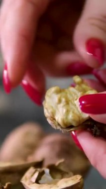 Ellerinizi kapayın ve yeşil kabuklu taze koparılmış cevizi temizleyin. Ceviz, kalp dostu yağ açısından zengin ve antioksidan açısından yüksektir. Mevsimlik fındık hasadı. Ceviz soy.