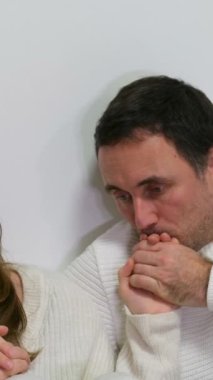 Zor koşullarda hayal kırıklığına uğramış genç kızı destekleyen endişeli bir anne okuldaki zorbalığa karşı psikolojik yardım ya da tavsiye veriyor. Üzgün ergen kız, iyi kalpli anneyle sorunları paylaşıyor..