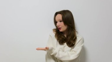 Beyaz arka plandaki kız işaret ediyor. Yüksek kalite 4k görüntü