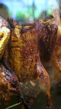 Hong Kong restoranlarının vitrininde asılı pekin kazı var. Yüksek kaliteli FullHD görüntüler