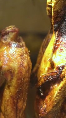 Hong Kong restoranlarının vitrininde asılı pekin kazı var. Yüksek kaliteli FullHD görüntüler