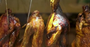 Hong Kong restoranlarının vitrininde asılı pekin kazı var. Yüksek kaliteli FullHD görüntüler