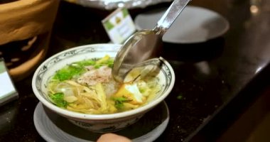 Kremalı havuç çorbasına kızarmış ekmek ekliyorum. - Evet. Çorbaya kızarmış ekmek ekle. Vietnam Pho Çorbası