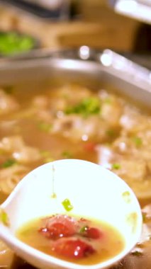 Kızarmış domuz eti, geleneksel Çin yemeği, Alman usulü domuz eti. Kemiğin üzerinde domuz bacağı