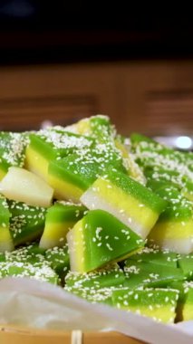 Büfedeki sepetin içinde Vietnam tatlısı ve jöle parçaları var. Yüksek kaliteli FullHD görüntüler