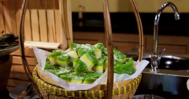 Büfedeki sepetin içinde Vietnam tatlısı ve jöle parçaları var. Yüksek kaliteli FullHD görüntüler