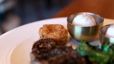 Biftek ve EGGS patates rosti, haşlanmış İsviçre pazarı, bordelaise sosu. Yavaş kavrulmuş dolmalık biber, ok yapraklı ıspanak, taze krema