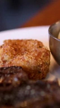 Biftek ve EGGS patates rosti, haşlanmış İsviçre pazarı, bordelaise sosu. Yavaş kavrulmuş dolmalık biber, ok yapraklı ıspanak, taze krema