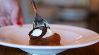 Elma tatini, karamelize elma, badem kreması, badem finansörü. Yüksek kalite 4k görüntü