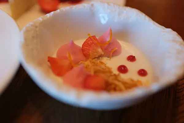 Çilekli Panna Cotta mutfak paçavrasında siyah tahtada. Yüksek kalite 4k görüntü