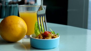 Restoranda sağlıklı bir kahvaltı. Somon taze sebze salatası domates, avokado, salatalık, marul ve ıspanak. Sağlıklı ve detoks gıda konsepti. Ve matcha latte. porsiyonlu salata