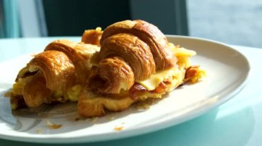  Jamon jambonlu kruvasan, Somon, Modern Cafe 'de, Sağlıklı Kahvaltının Üst Manzarası' nda. İngiliz kahvaltısı: kızarmış yumurta, sandviç üzerine pastırmalı tost. Peynirli ve pastırmalı kruvasan.